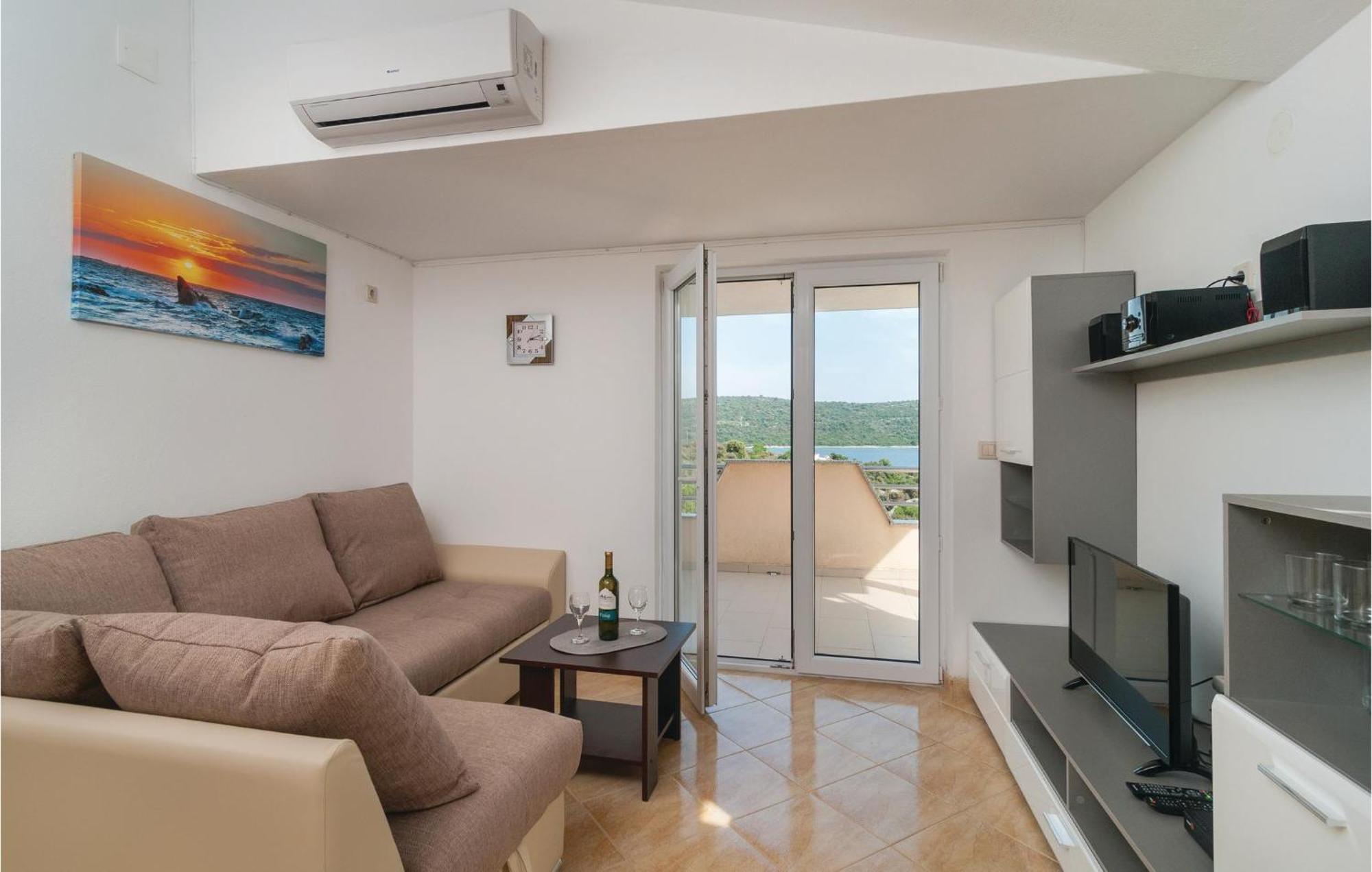 Stunning Apartment In Sevid With Kitchen Екстериор снимка