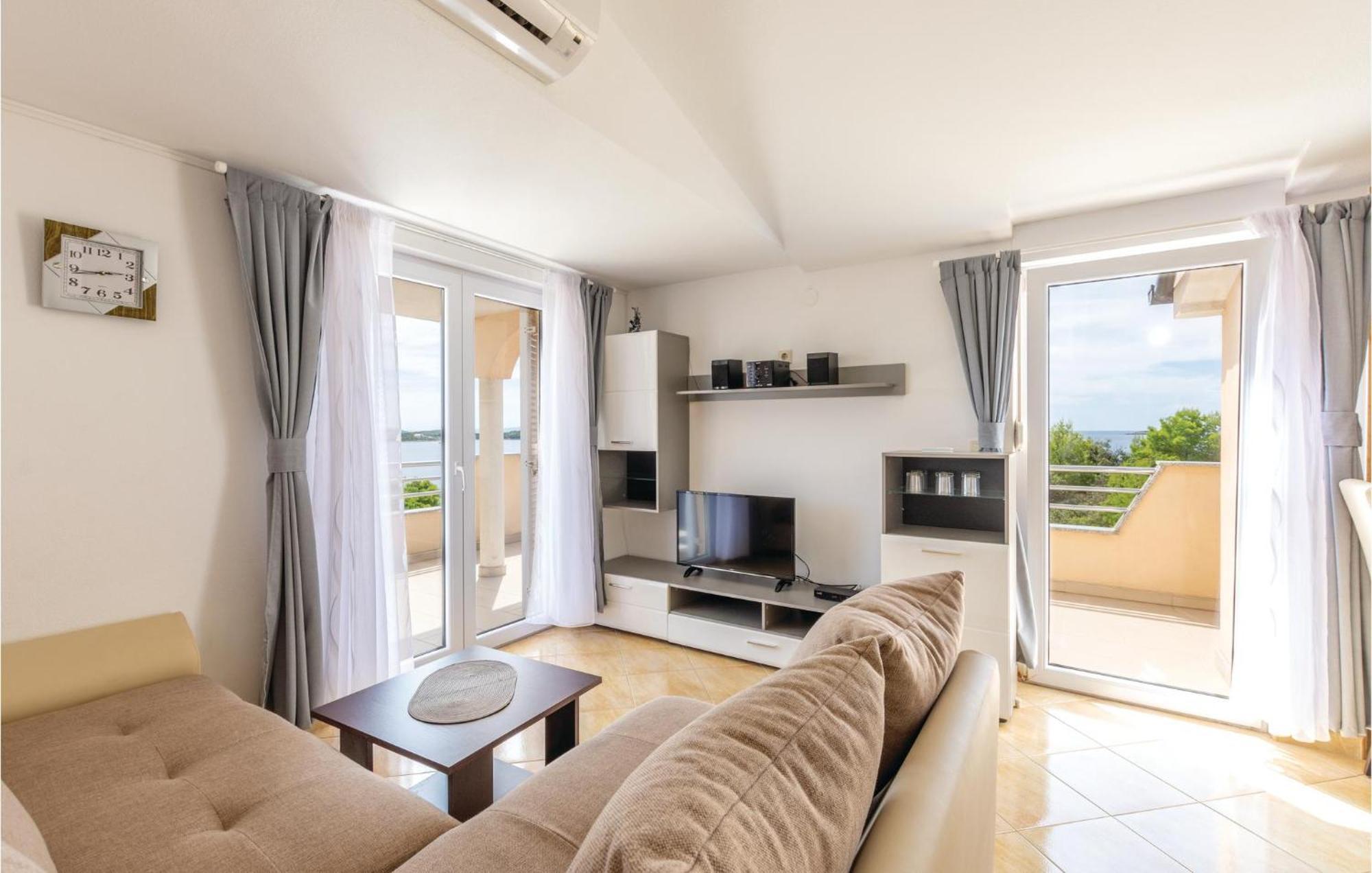 Stunning Apartment In Sevid With Kitchen Екстериор снимка